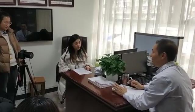 马友文主任接受《华西社区报》采访.jpg